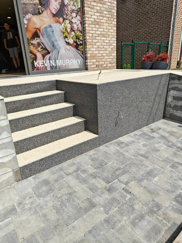 Escalier extérieur en tapis de pierre