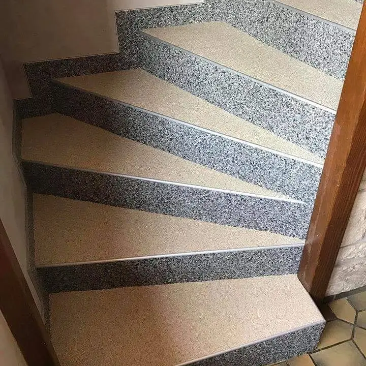 Escalier intérieur en tapis de pierre