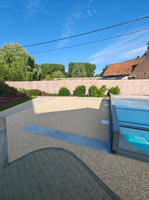 Plage de piscine en tapis de pierre