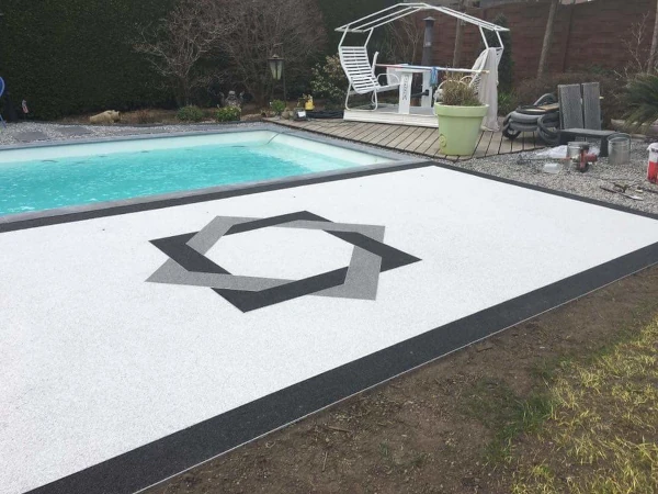 Plage de piscine en tapis de pierre